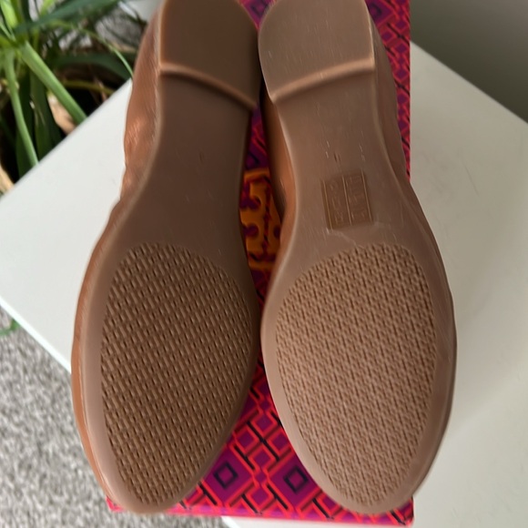 New in box Tory Burch travel ballet slippers. Nappa/Tan w/ gold logo. Size 9. - Picture 7 of 8